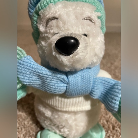 Winter Fun Pooh plush - Picture 2 of 6